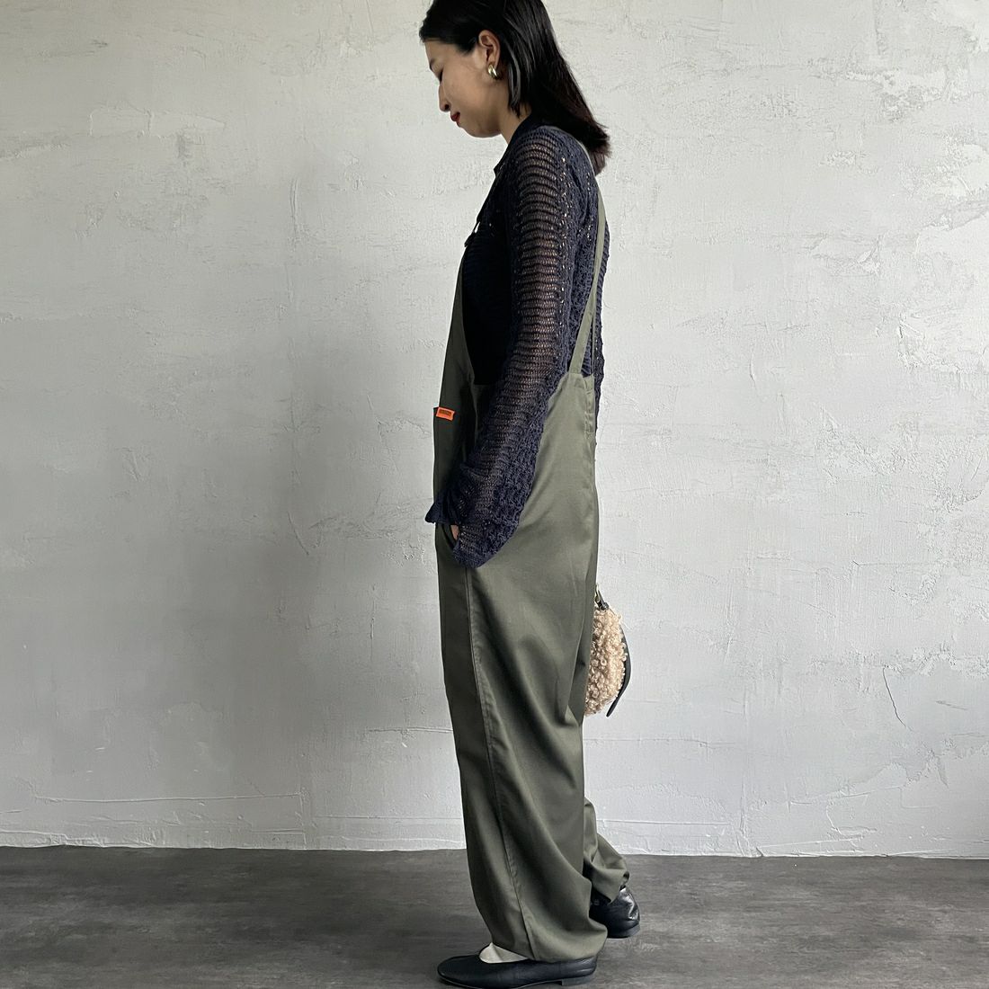 UNIVERSAL OVERALL [ユニバーサルオーバーオール] 裾ドローコードオーバーオール [U2432800IN-JF] KHAKI&&モデル身長：163cm 着用サイズ：F&&