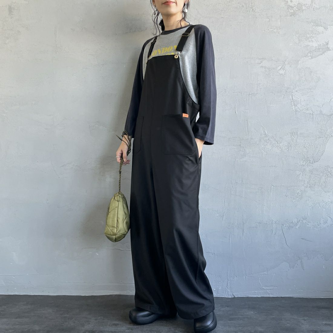 UNIVERSAL OVERALL [ユニバーサルオーバーオール] 裾ドローコードオーバーオール [U2432800IN-JF] BLACK&&モデル身長：160cm 着用サイズ：F&&