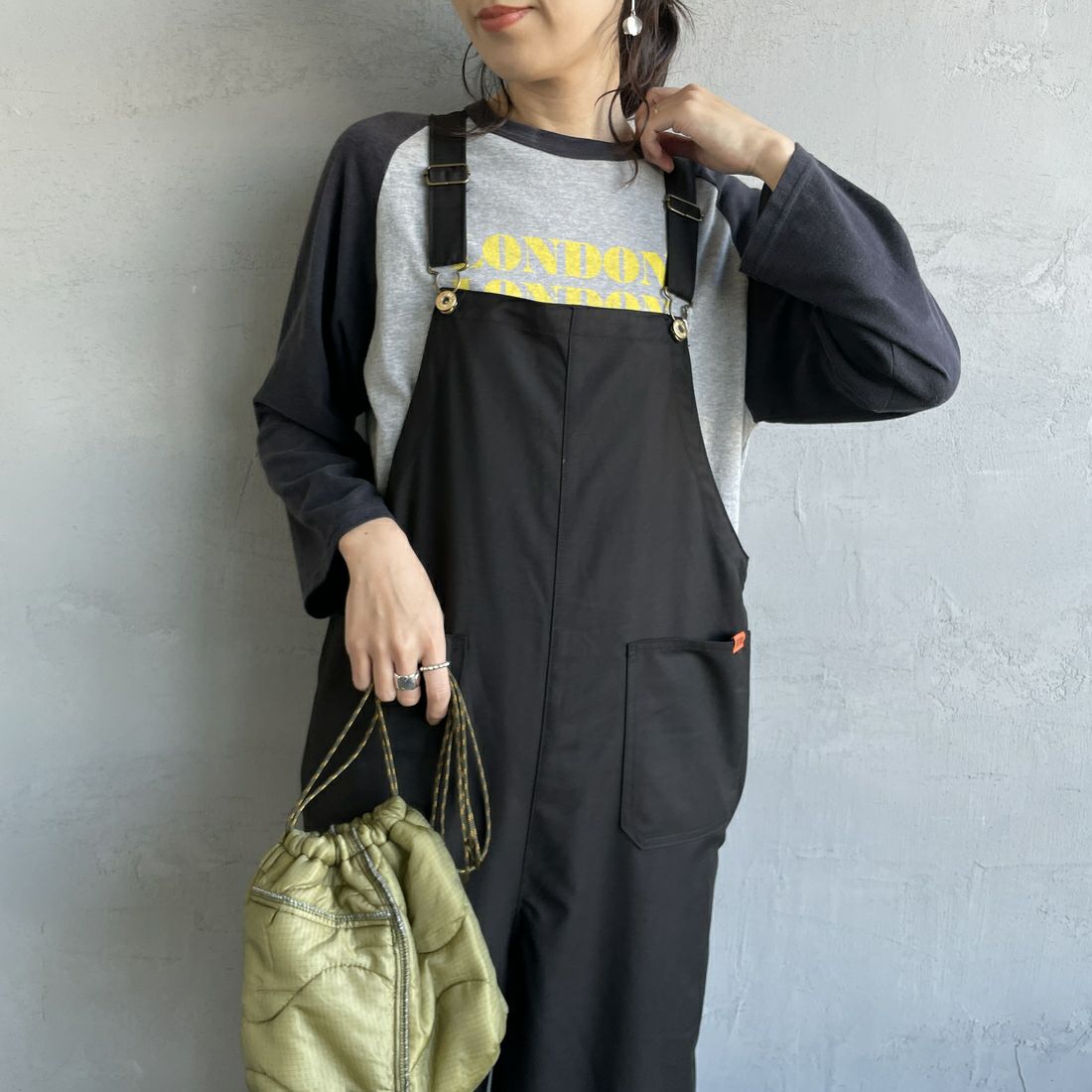 UNIVERSAL OVERALL [ユニバーサルオーバーオール] 裾ドローコードオーバーオール [U2432800IN-JF] BLACK&&モデル身長：160cm 着用サイズ：F&&