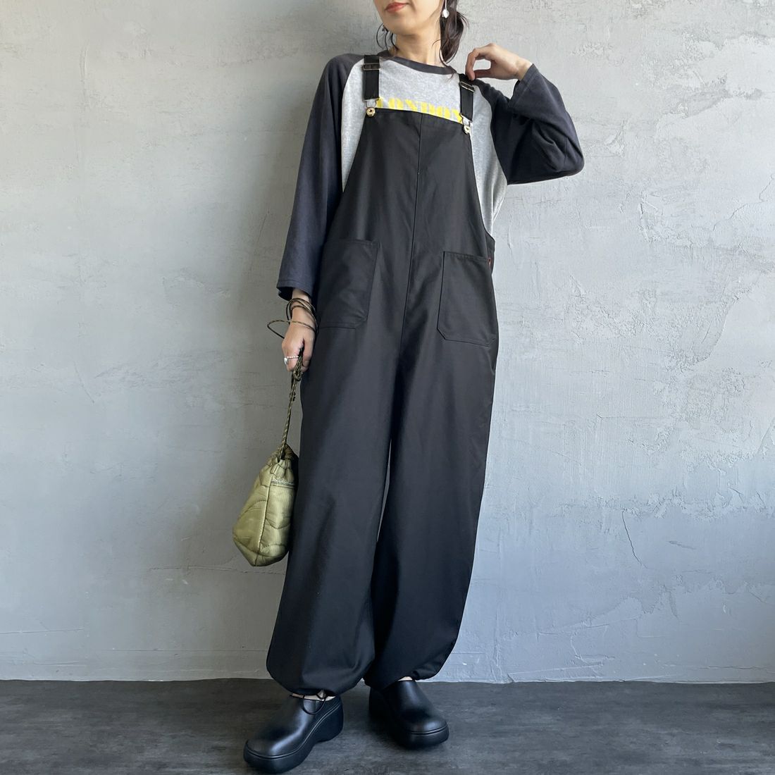 UNIVERSAL OVERALL [ユニバーサルオーバーオール] 裾ドローコードオーバーオール [U2432800IN-JF] BLACK&&モデル身長：160cm 着用サイズ：F&&