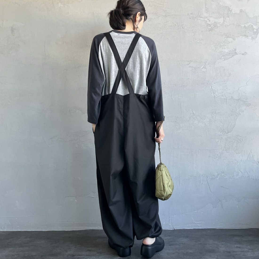 UNIVERSAL OVERALL [ユニバーサルオーバーオール] 裾ドローコードオーバーオール [U2432800IN-JF] BLACK&&モデル身長：160cm 着用サイズ：F&&
