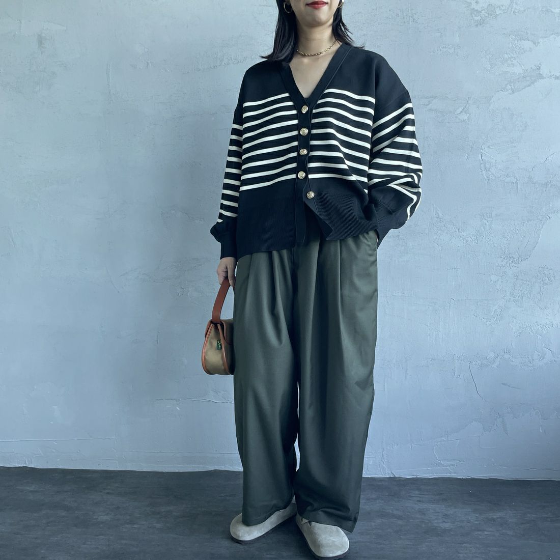 UNIVERSAL OVERALL [ユニバーサルオーバーオール] 別注 イージーワイドエッグパンツ [U2432630IN-JF] KHAKI &&モデル身長：163cm 着用サイズ：F&&