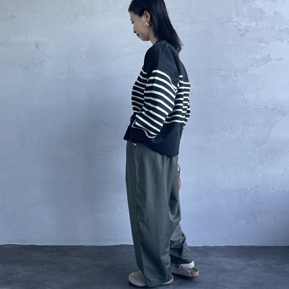 UNIVERSAL OVERALL [ユニバーサルオーバーオール] 別注 イージーワイドエッグパンツ [U2432630IN-JF] KHAKI &&モデル身長：163cm 着用サイズ：F&&