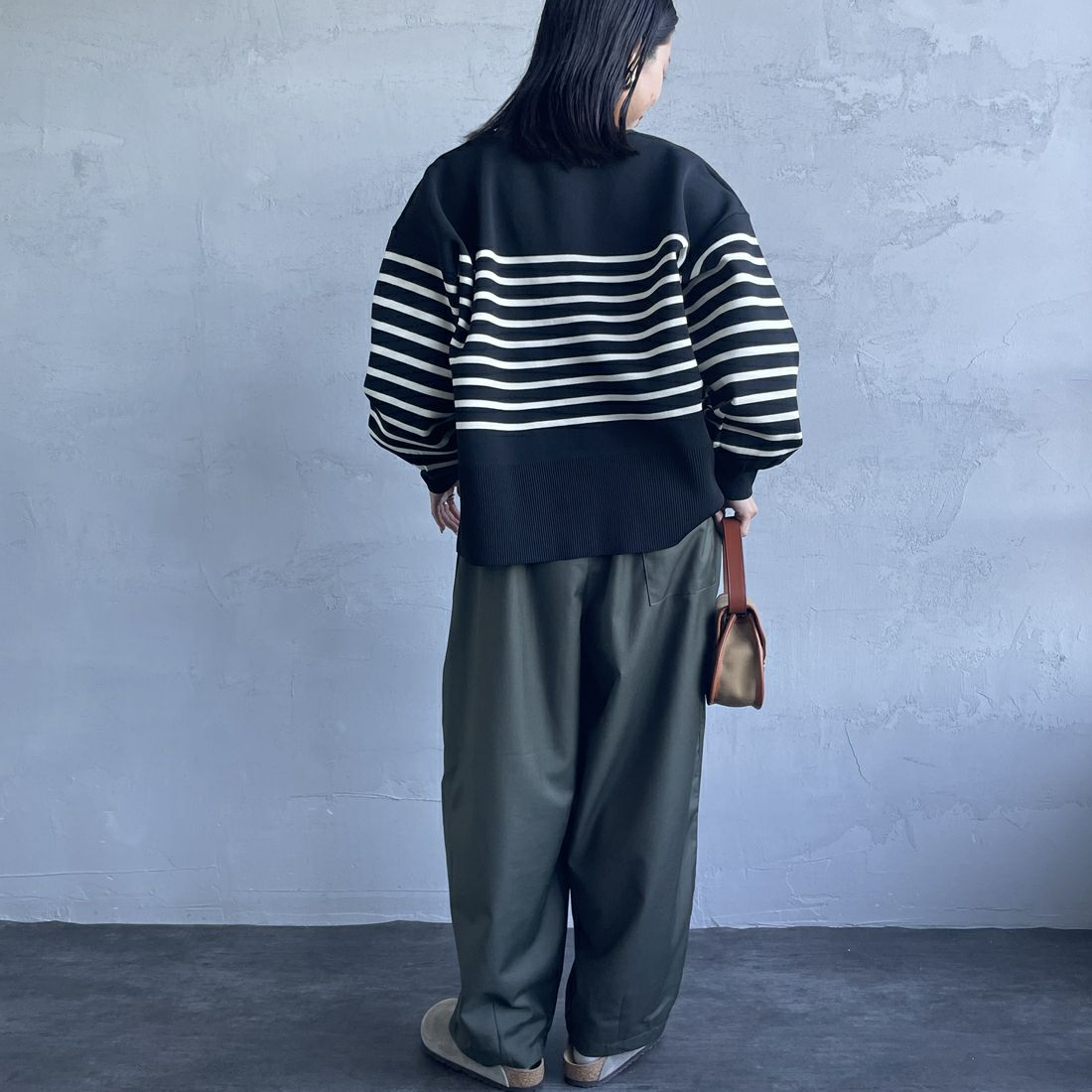 UNIVERSAL OVERALL [ユニバーサルオーバーオール] 別注 イージーワイドエッグパンツ [U2432630IN-JF] KHAKI &&モデル身長：163cm 着用サイズ：F&&