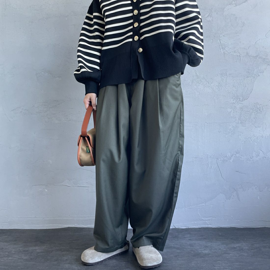 UNIVERSAL OVERALL [ユニバーサルオーバーオール] 別注 イージーワイドエッグパンツ [U2432630IN-JF] KHAKI &&モデル身長：163cm 着用サイズ：F&&