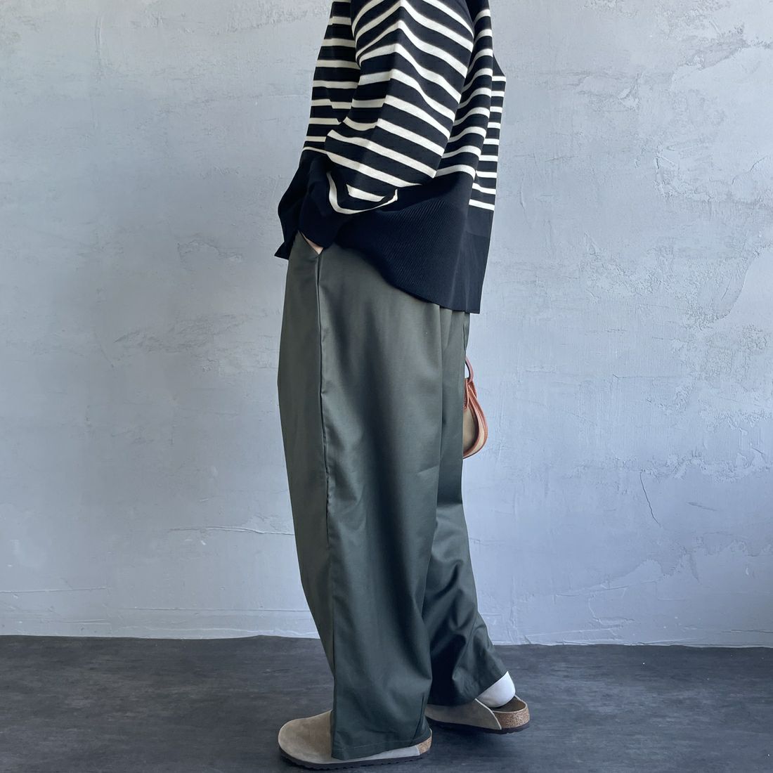 UNIVERSAL OVERALL [ユニバーサルオーバーオール] 別注 イージーワイドエッグパンツ [U2432630IN-JF] KHAKI &&モデル身長：163cm 着用サイズ：F&&
