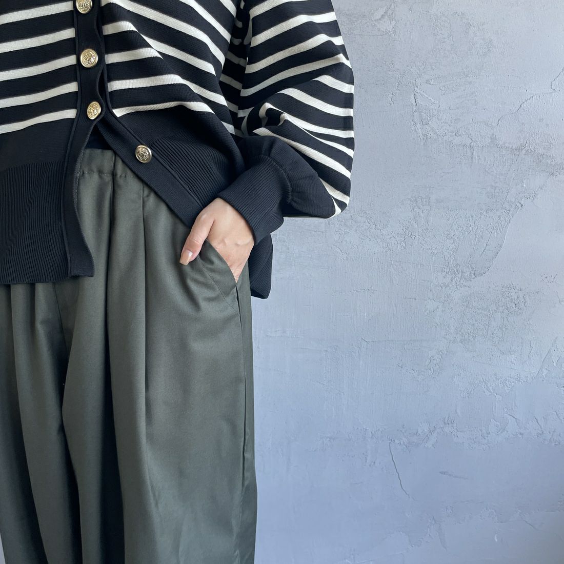 UNIVERSAL OVERALL [ユニバーサルオーバーオール] 別注 イージーワイドエッグパンツ [U2432630IN-JF] KHAKI &&モデル身長：163cm 着用サイズ：F&&
