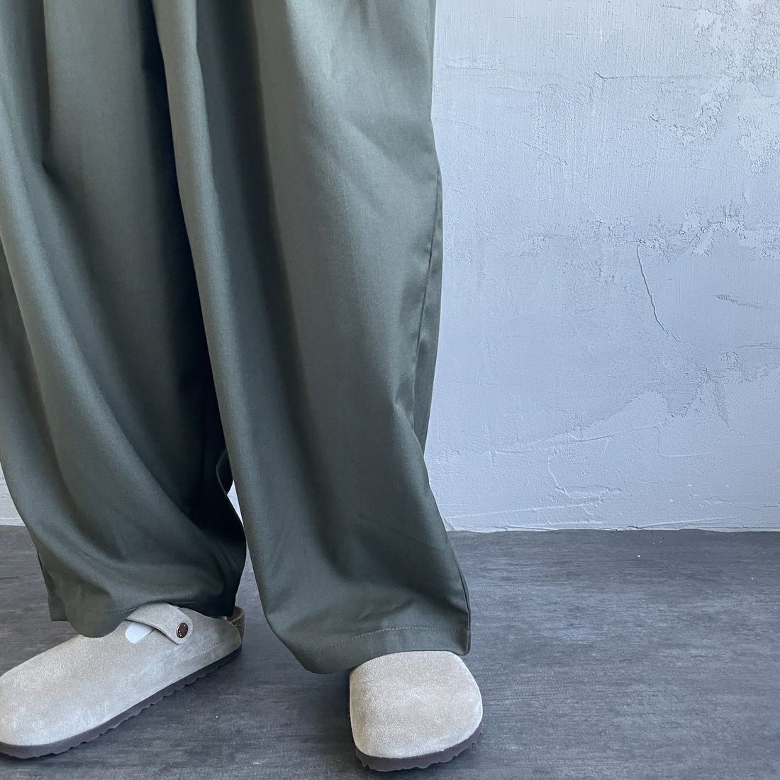 UNIVERSAL OVERALL [ユニバーサルオーバーオール] 別注 イージーワイドエッグパンツ [U2432630IN-JF] KHAKI &&モデル身長：163cm 着用サイズ：F&&