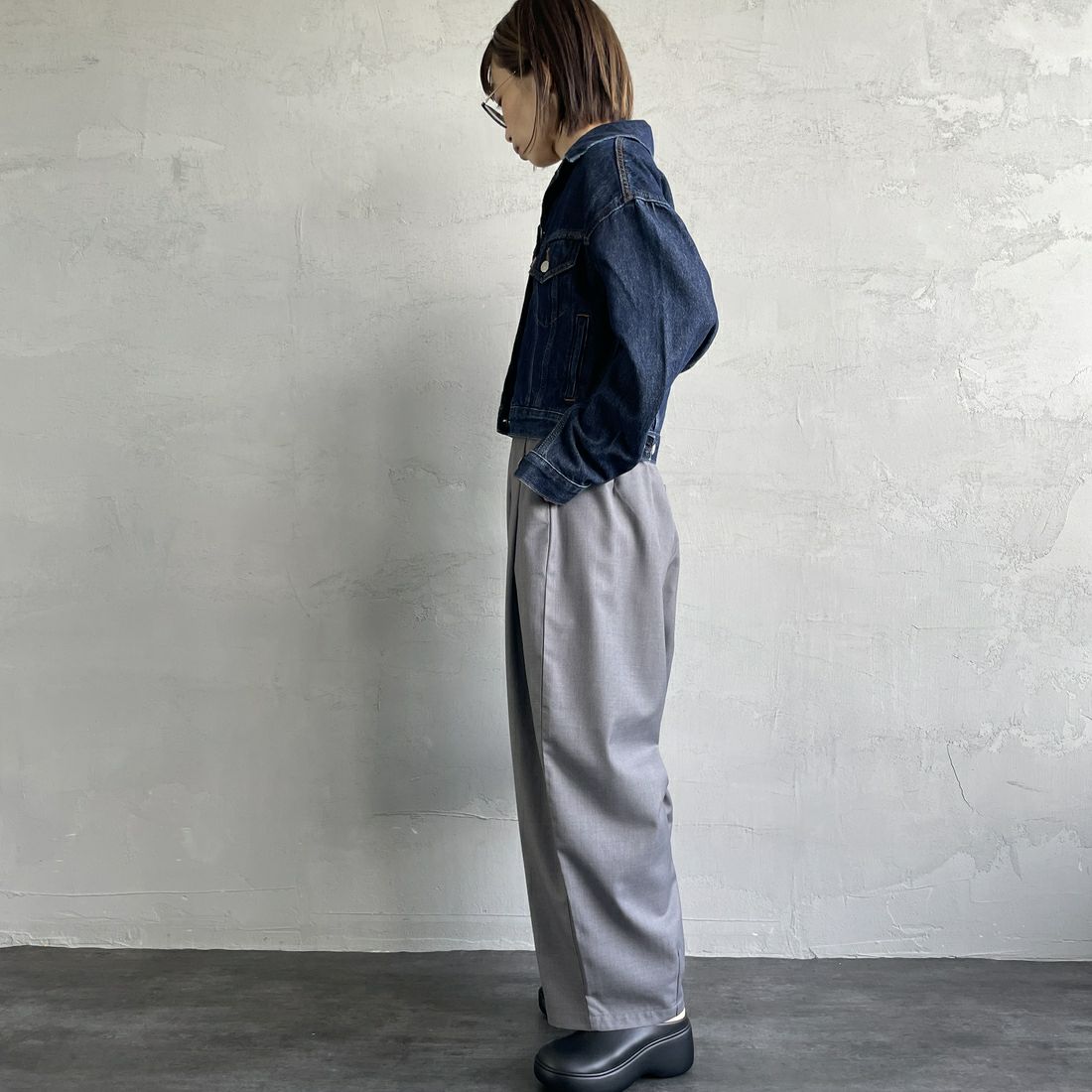 UNIVERSAL OVERALL [ユニバーサルオーバーオール] 別注 イージーワイドエッグパンツ [U2432630IN-JF] GRAY &&モデル身長：158cm 着用サイズ：F&&