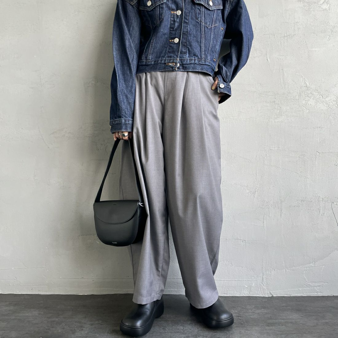 UNIVERSAL OVERALL [ユニバーサルオーバーオール] 別注 イージーワイドエッグパンツ [U2432630IN-JF] GRAY &&モデル身長：158cm 着用サイズ：F&&