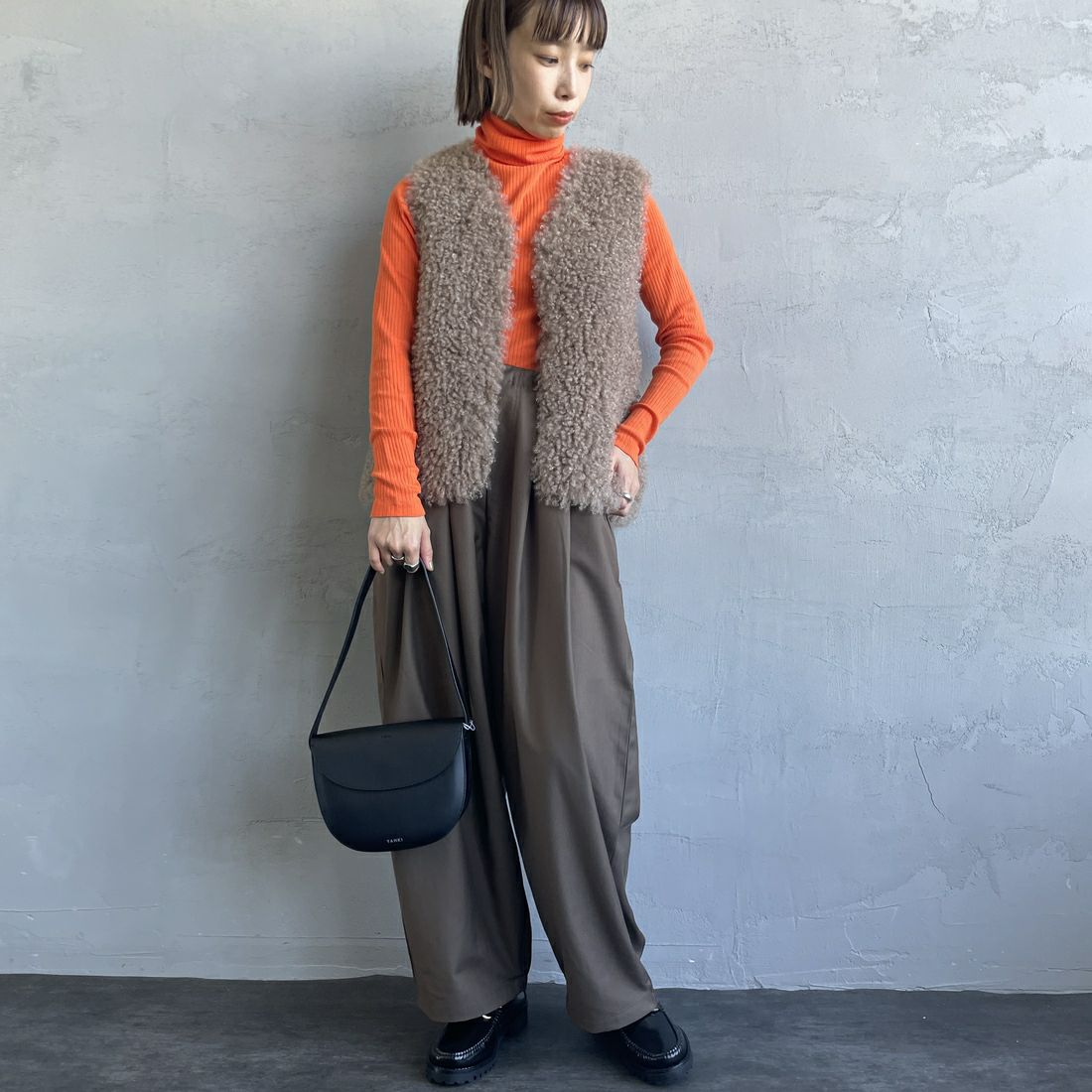 UNIVERSAL OVERALL [ユニバーサルオーバーオール] 別注 イージーワイドエッグパンツ [U2432630IN-JF] BROWN &&モデル身長：158cm 着用サイズ：F&&