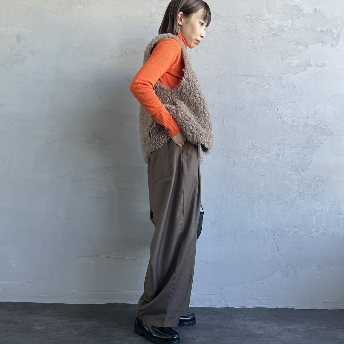 UNIVERSAL OVERALL [ユニバーサルオーバーオール] 別注 イージーワイドエッグパンツ [U2432630IN-JF] BROWN &&モデル身長：158cm 着用サイズ：F&&