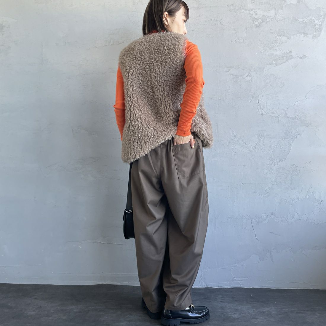 UNIVERSAL OVERALL [ユニバーサルオーバーオール] 別注 イージーワイドエッグパンツ [U2432630IN-JF] BROWN &&モデル身長：158cm 着用サイズ：F&&
