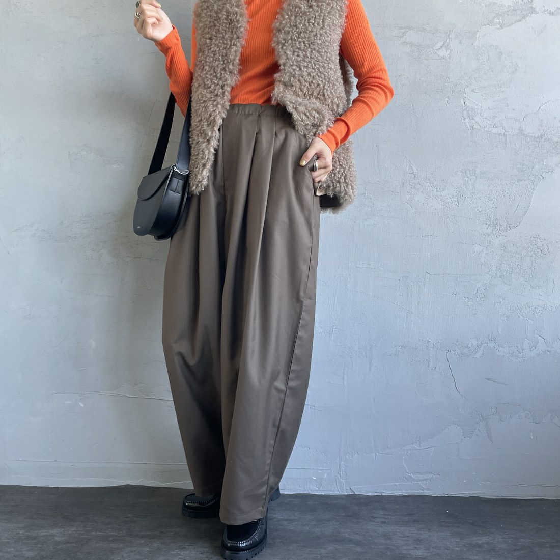 UNIVERSAL OVERALL [ユニバーサルオーバーオール] 別注 イージーワイドエッグパンツ [U2432630IN-JF] BROWN &&モデル身長：158cm 着用サイズ：F&&