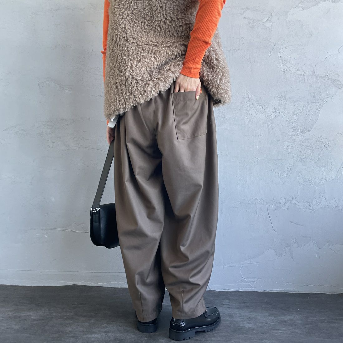 UNIVERSAL OVERALL [ユニバーサルオーバーオール] 別注 イージーワイドエッグパンツ [U2432630IN-JF] BROWN &&モデル身長：158cm 着用サイズ：F&&