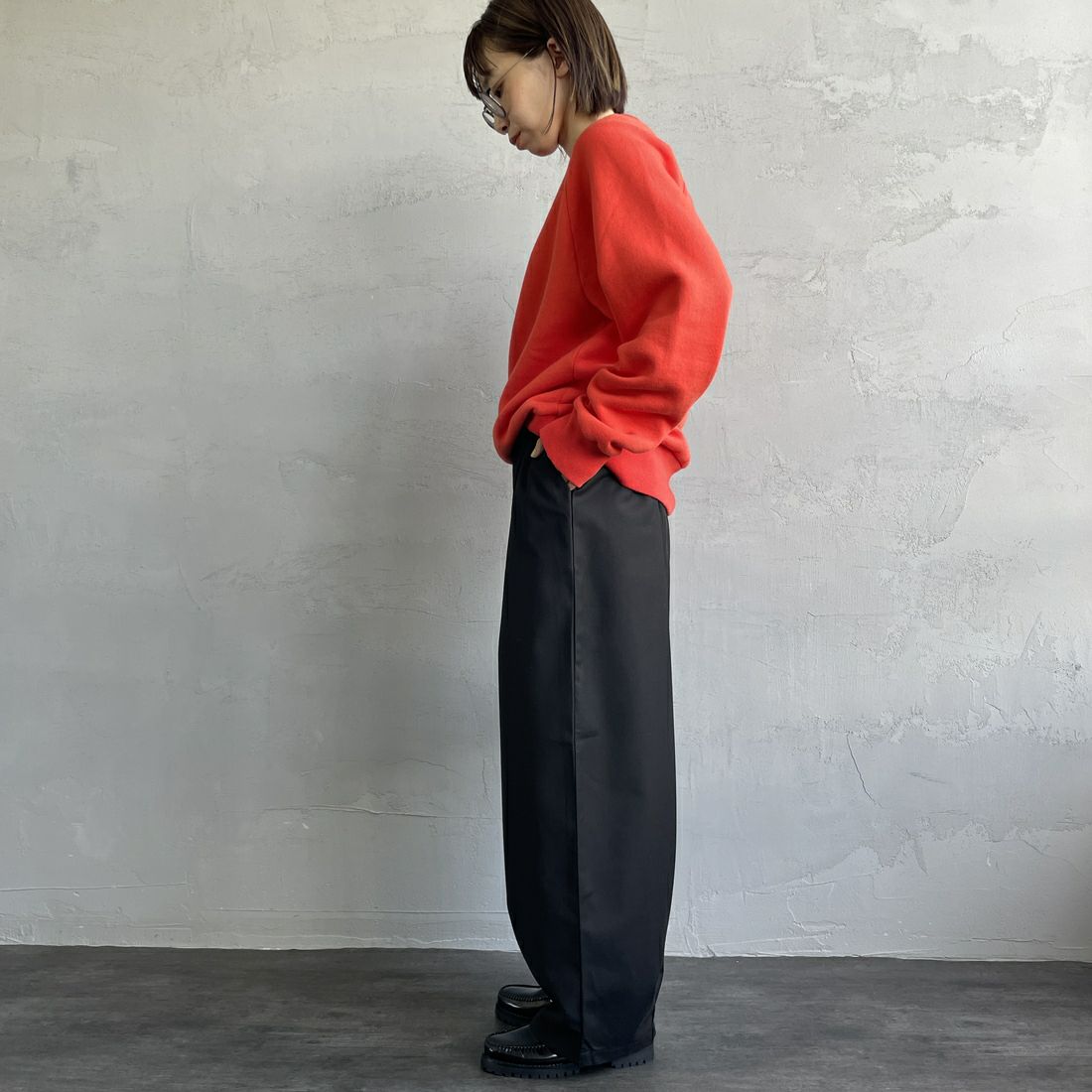 UNIVERSAL OVERALL [ユニバーサルオーバーオール] 別注 イージーワイドエッグパンツ [U2432630IN-JF] BLACK &&モデル身長：158cm 着用サイズ：F&&