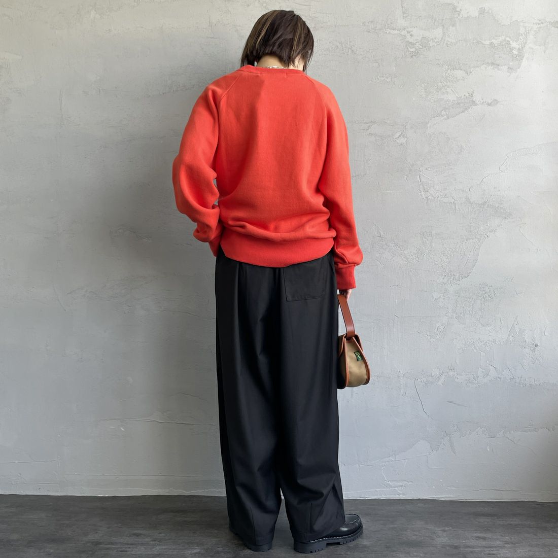 UNIVERSAL OVERALL [ユニバーサルオーバーオール] 別注 イージーワイドエッグパンツ [U2432630IN-JF] BLACK &&モデル身長：158cm 着用サイズ：F&&
