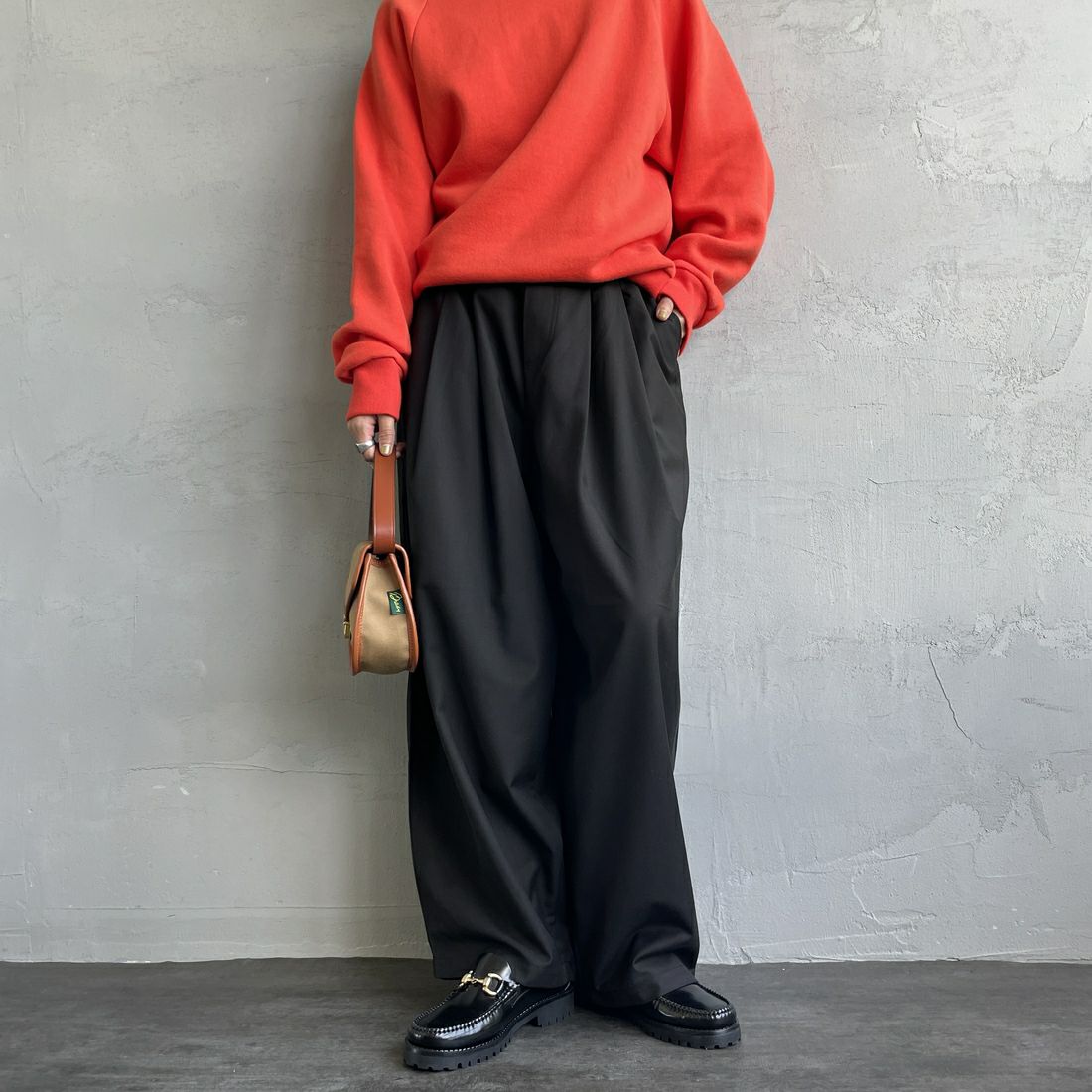 UNIVERSAL OVERALL [ユニバーサルオーバーオール] 別注 イージーワイドエッグパンツ [U2432630IN-JF] BLACK &&モデル身長：158cm 着用サイズ：F&&