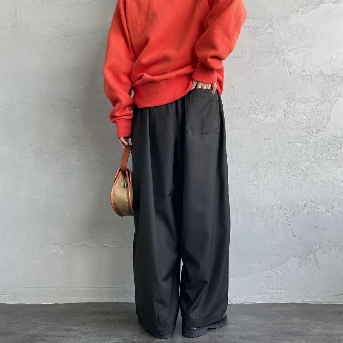 UNIVERSAL OVERALL [ユニバーサルオーバーオール] 別注 イージーワイドエッグパンツ [U2432630IN-JF] BLACK &&モデル身長：158cm 着用サイズ：F&&