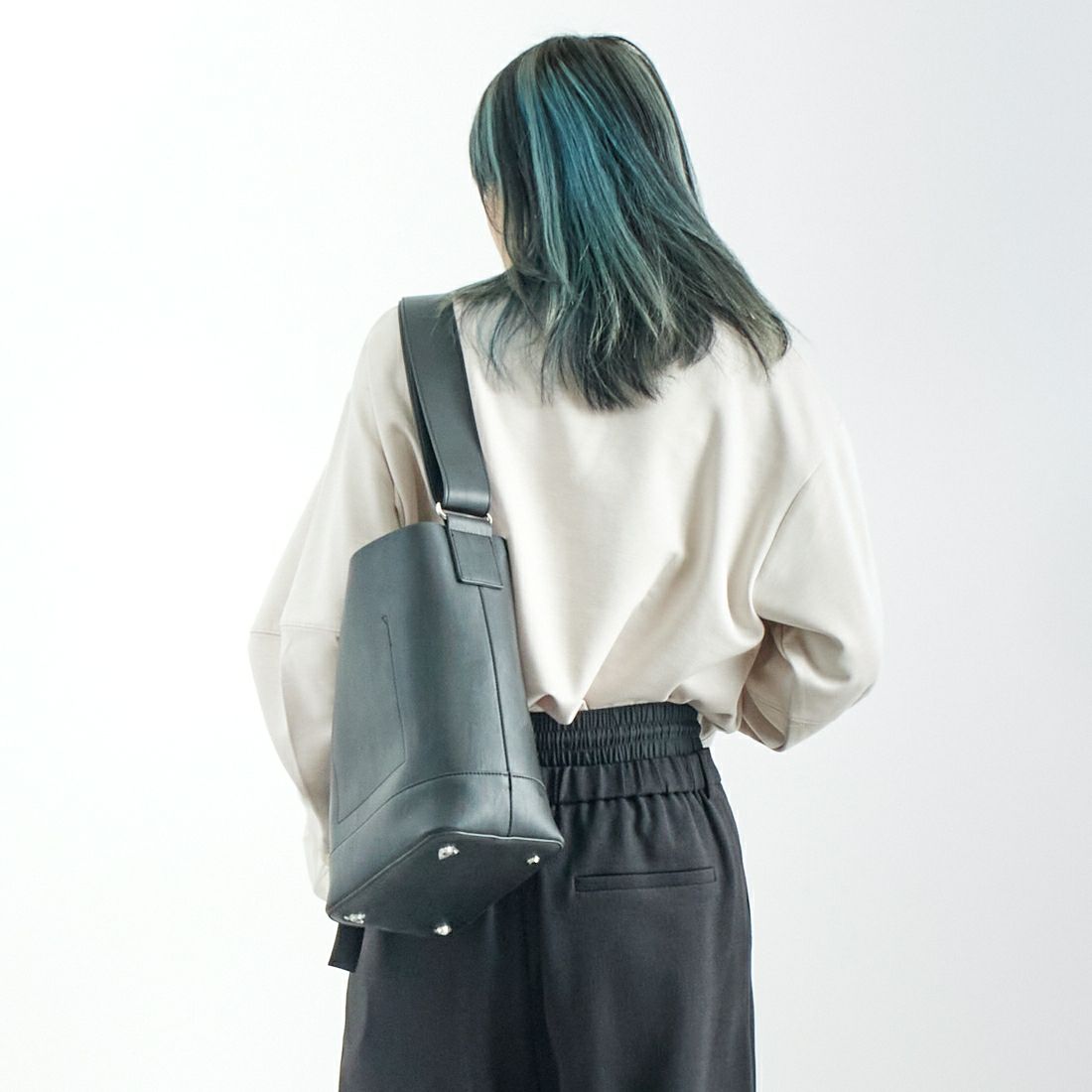 Maison de L'allure [メゾン ドゥ ラリュール] シアーレイヤードダンボールスウェット [M24132015] 23 GREIGE &&モデル身長：167cm 着用サイズ：F&&