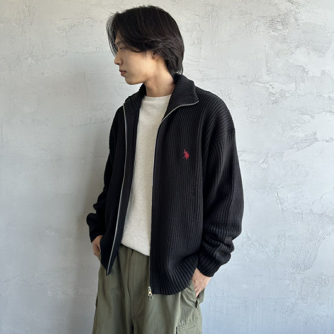 U.S.POLO ASSN. [ユーエスポロアッスン] 別注 ワンポイントロゴ刺繍 ドライバーズニットカーディガン [PLM43409IN-JF] ﾌﾞﾗｯｸ&&モデル身長：179cm 着用サイズ：L&&