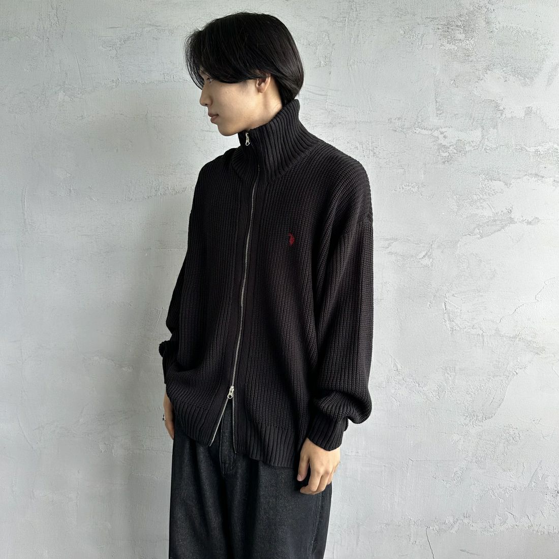 U.S.POLO ASSN. [ユーエスポロアッスン] 別注 ワンポイントロゴ刺繍 ドライバーズニットカーディガン [PLM43409IN-JF] ﾌﾞﾗｯｸ&&モデル身長：179cm 着用サイズ：XL&&