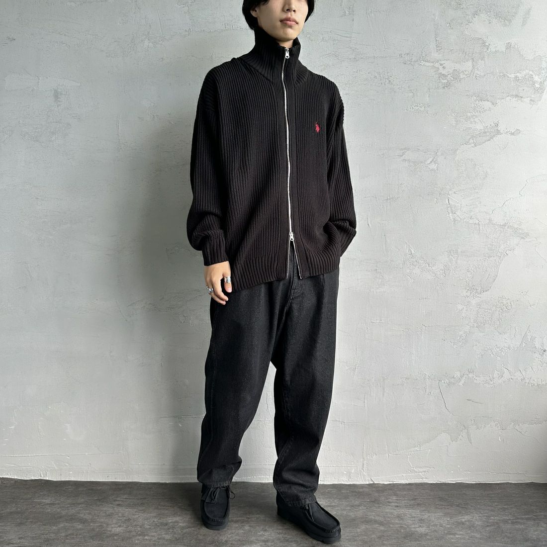 U.S.POLO ASSN. [ユーエスポロアッスン] 別注 ワンポイントロゴ刺繍 ドライバーズニットカーディガン [PLM43409IN-JF] ﾌﾞﾗｯｸ&&モデル身長：179cm 着用サイズ：XL&&