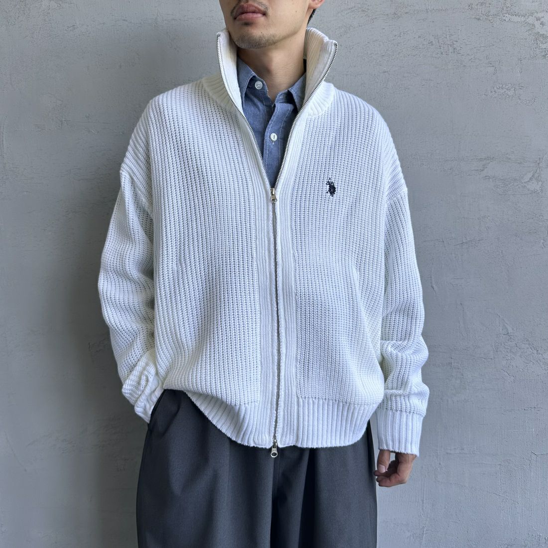 U.S.POLO ASSN. [ユーエスポロアッスン] 別注 ワンポイントロゴ刺繍 ドライバーズニットカーディガン [PLM43409IN-JF] ｵﾌﾎﾜｲﾄ&&モデル身長：168cm 着用サイズ：M&&