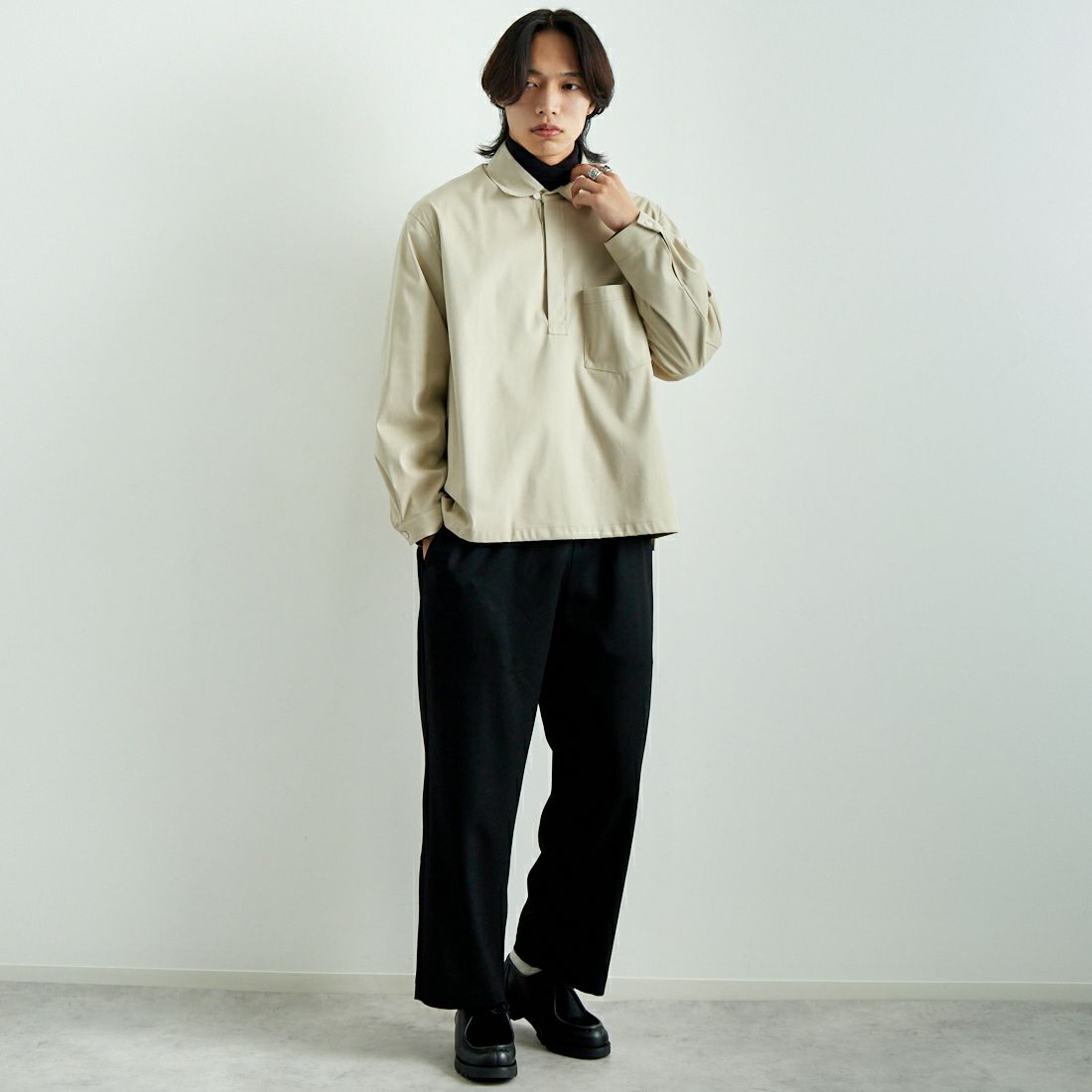 STILL BY HAND [スティルバイハンド] フェイクレザースキッパーシャツ [BL06243] IVORY &&モデル身長：179cm 着用サイズ：46&&