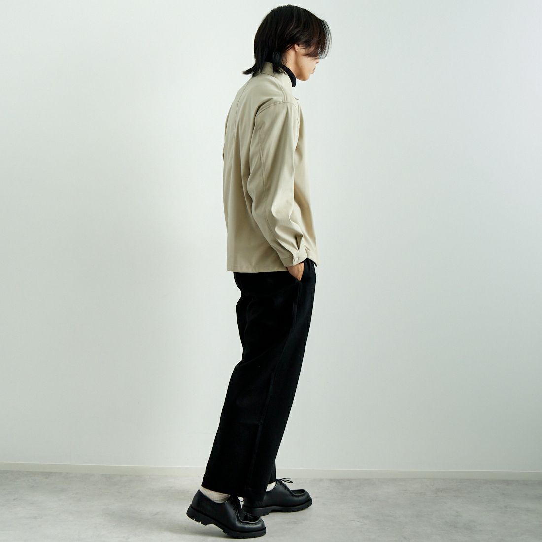 STILL BY HAND [スティルバイハンド] フェイクレザースキッパーシャツ [BL06243] IVORY &&モデル身長：179cm 着用サイズ：46&&
