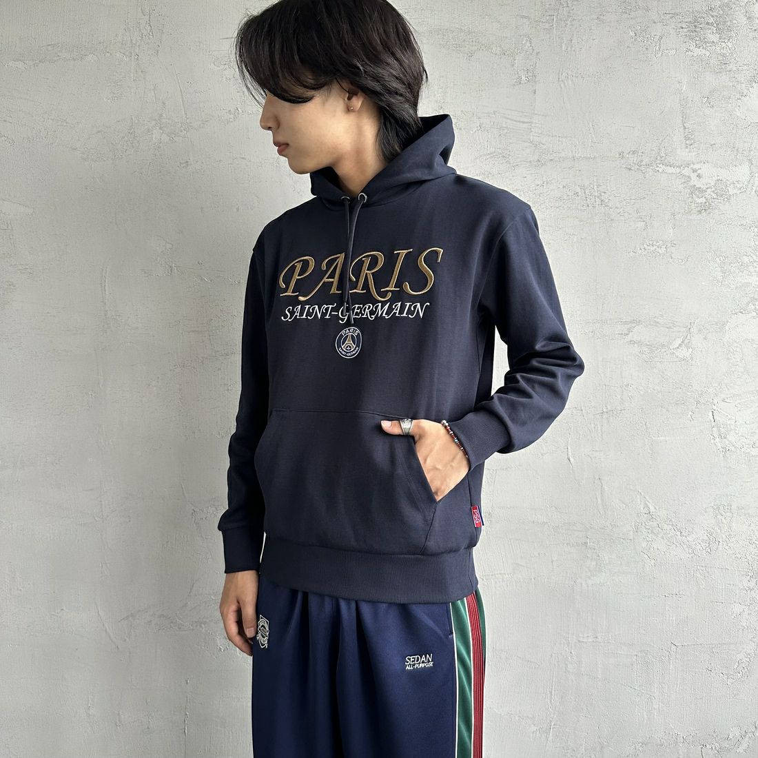 PARIS SAINT-GERMAN [パリ・サンジェルマン] PSG ブランド刺繍ロゴ スウェットパーカー [PS0624FW0001] NAVY &&モデル身長：179cm 着用サイズ：M&&