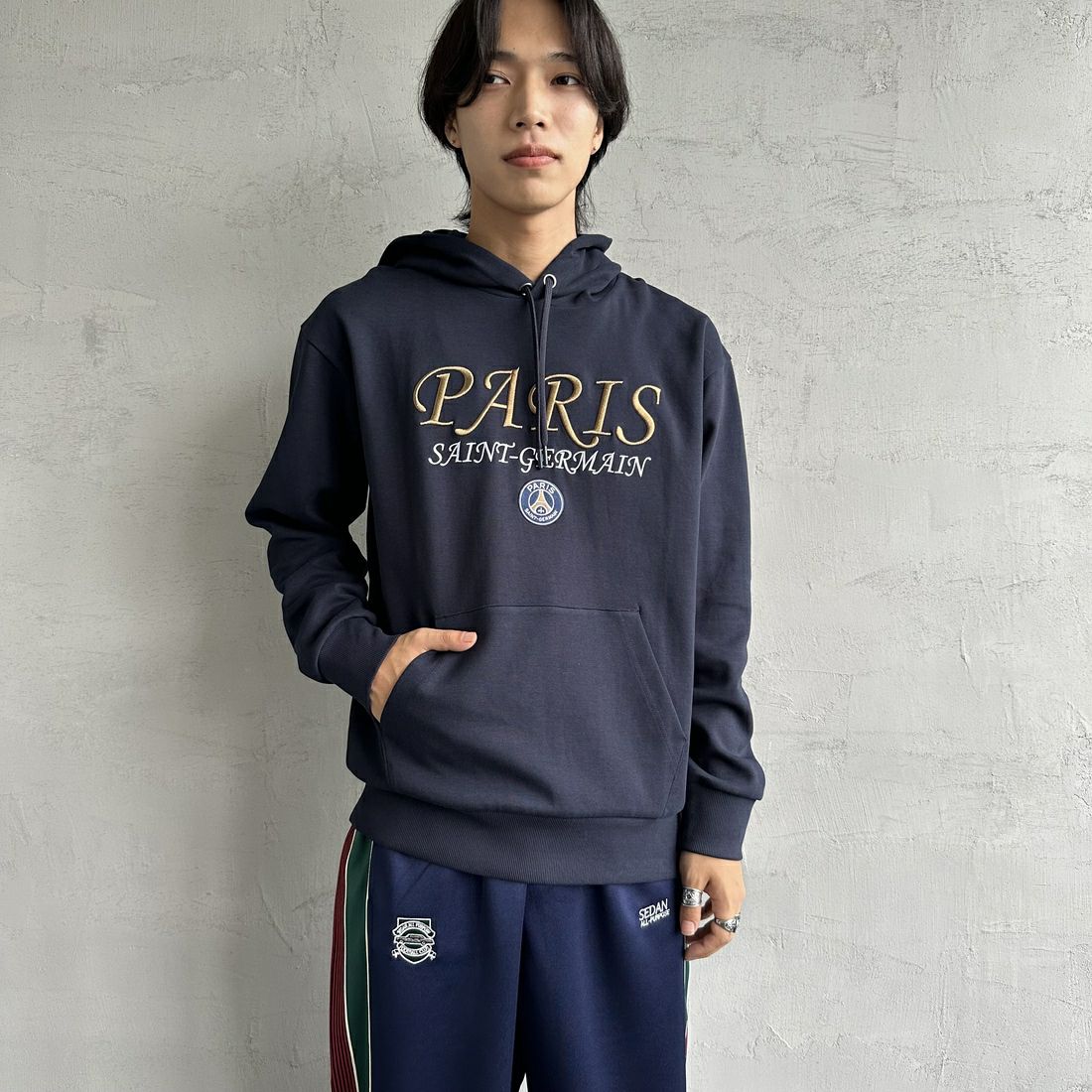 PARIS SAINT-GERMAN [パリ・サンジェルマン] PSG ブランド刺繍ロゴ スウェットパーカー [PS0624FW0001] NAVY &&モデル身長：179cm 着用サイズ：L&&