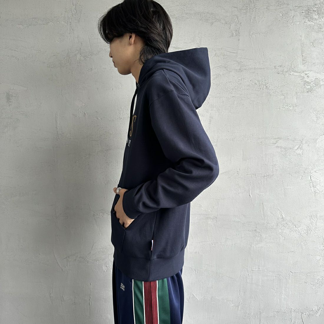 PARIS SAINT-GERMAN [パリ・サンジェルマン] PSG ブランド刺繍ロゴ スウェットパーカー [PS0624FW0001] NAVY &&モデル身長：179cm 着用サイズ：L&&