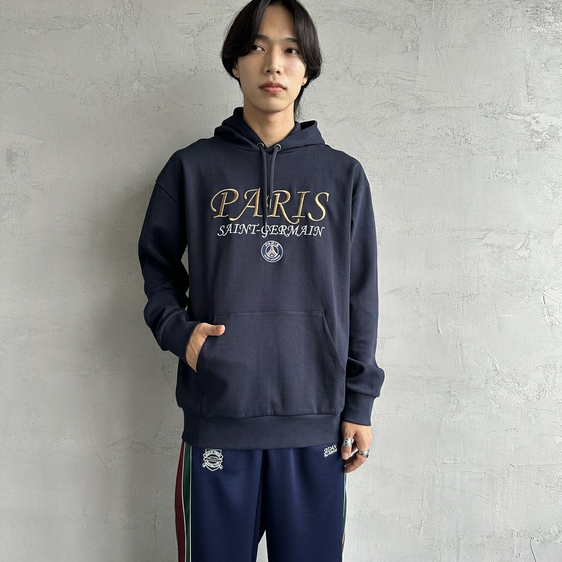 PARIS SAINT-GERMAN [パリ・サンジェルマン] PSG ブランド刺繍ロゴ スウェットパーカー [PS0624FW0001] BLACK &&モデル身長：179cm 着用サイズ：XL&&