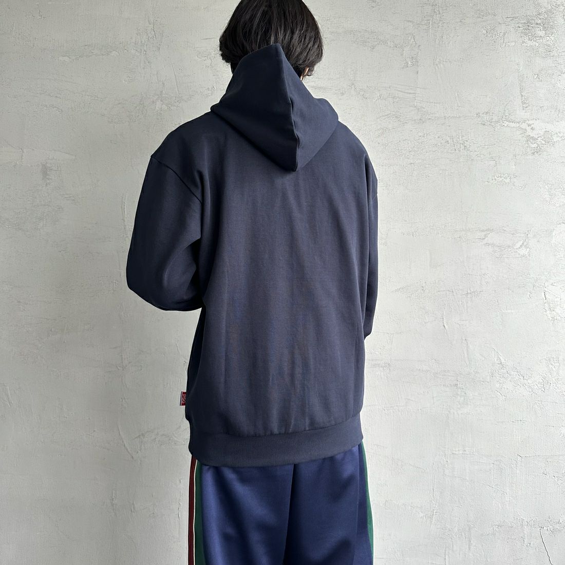 PARIS SAINT-GERMAN [パリ・サンジェルマン] PSG ブランド刺繍ロゴ スウェットパーカー [PS0624FW0001] NAVY &&モデル身長：179cm 着用サイズ：XL&&