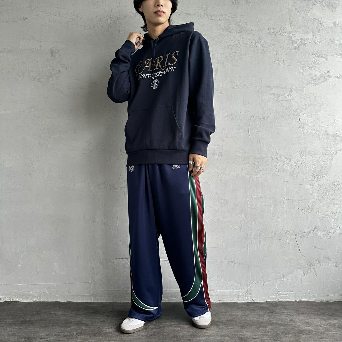 PARIS SAINT-GERMAN [パリ・サンジェルマン] PSG ブランド刺繍ロゴ スウェットパーカー [PS0624FW0001] NAVY &&モデル身長：179cm 着用サイズ：XL&&