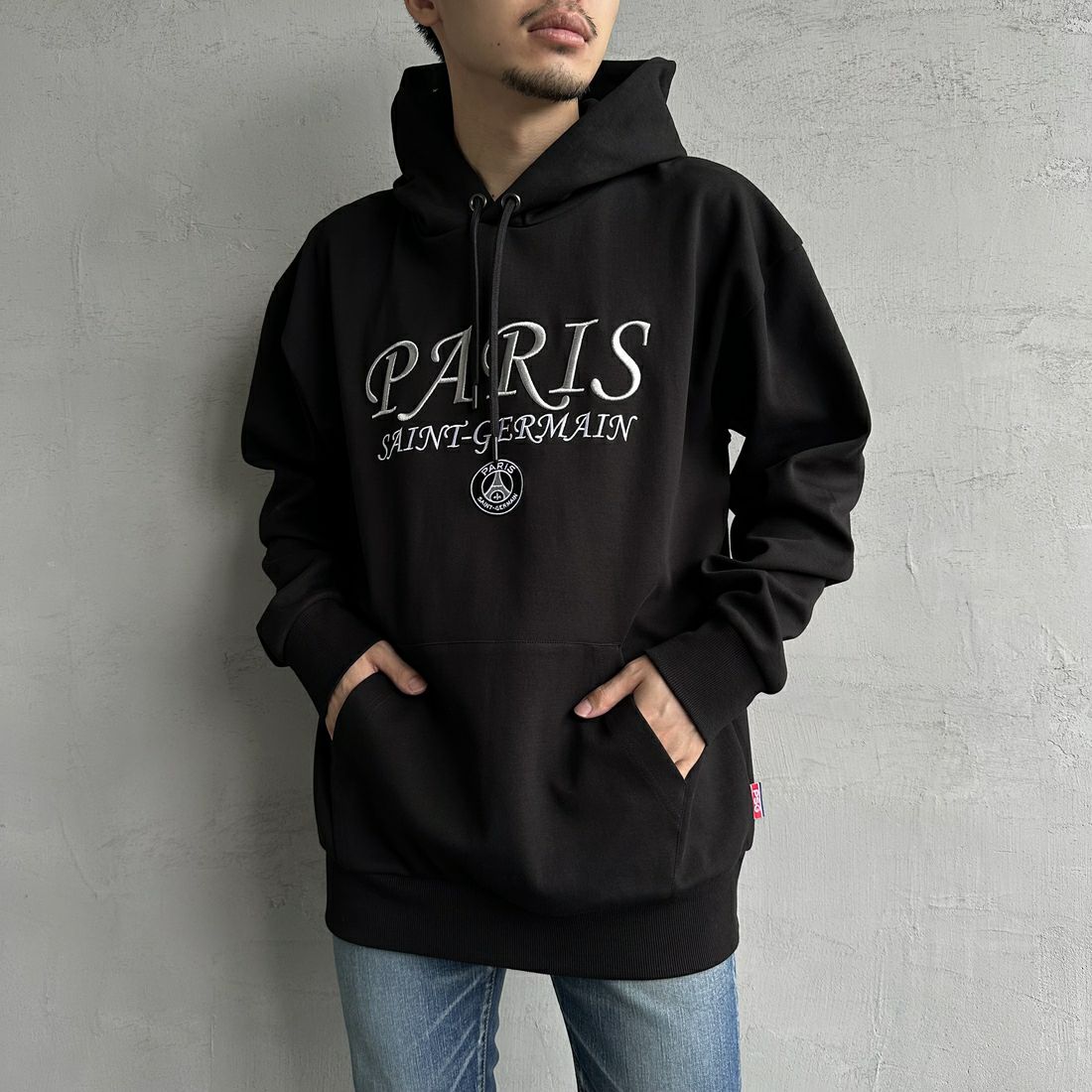 PARIS SAINT-GERMAN [パリ・サンジェルマン] PSG ブランド刺繍ロゴ スウェットパーカー [PS0624FW0001] BLACK &&モデル身長：168cm 着用サイズ：XL&&