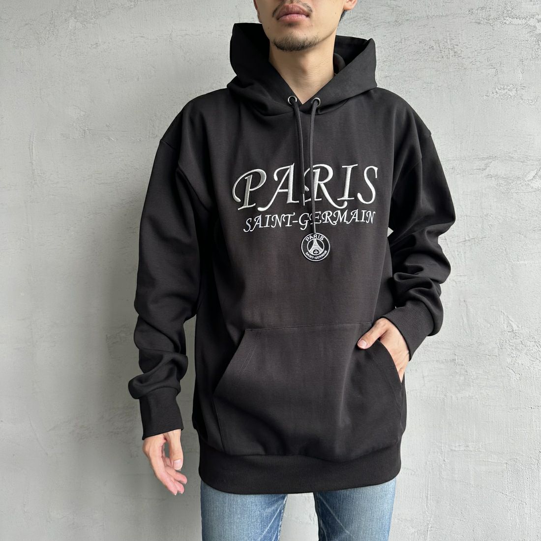 PARIS SAINT-GERMAN [パリ・サンジェルマン] PSG ブランド刺繍ロゴ スウェットパーカー [PS0624FW0001] BLACK &&モデル身長：168cm 着用サイズ：XL&&