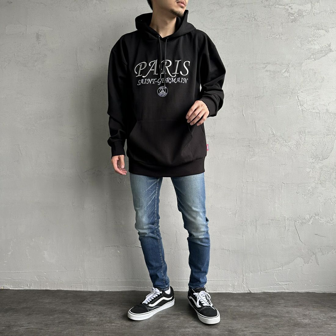 PARIS SAINT-GERMAN [パリ・サンジェルマン] PSG ブランド刺繍ロゴ スウェットパーカー [PS0624FW0001] BLACK &&モデル身長：168cm 着用サイズ：XL&&