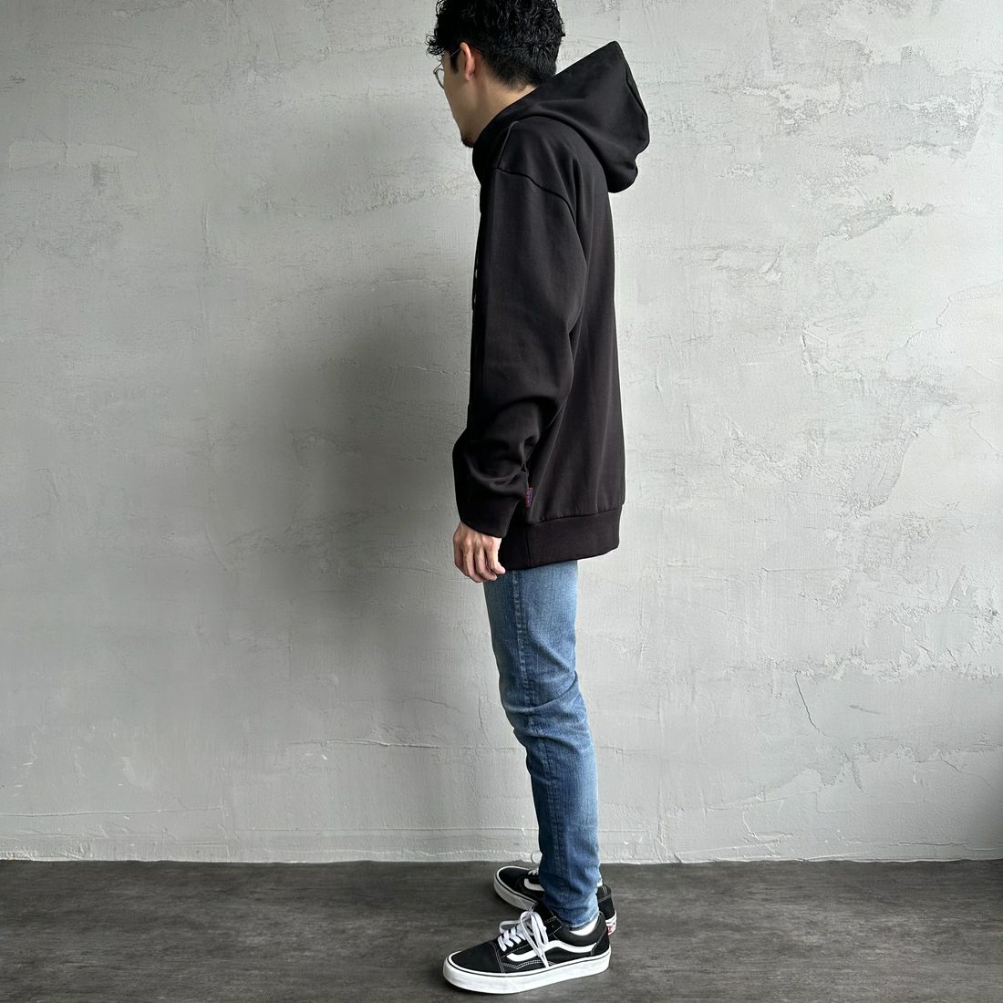 PARIS SAINT-GERMAN [パリ・サンジェルマン] PSG ブランド刺繍ロゴ スウェットパーカー [PS0624FW0001] BLACK &&モデル身長：168cm 着用サイズ：XL&&