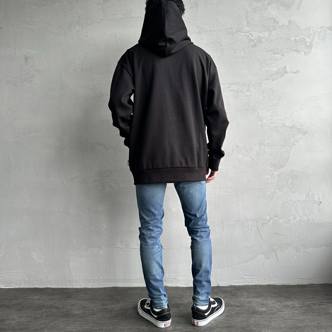 PARIS SAINT-GERMAN [パリ・サンジェルマン] PSG ブランド刺繍ロゴ スウェットパーカー [PS0624FW0001] BLACK &&モデル身長：168cm 着用サイズ：XL&&