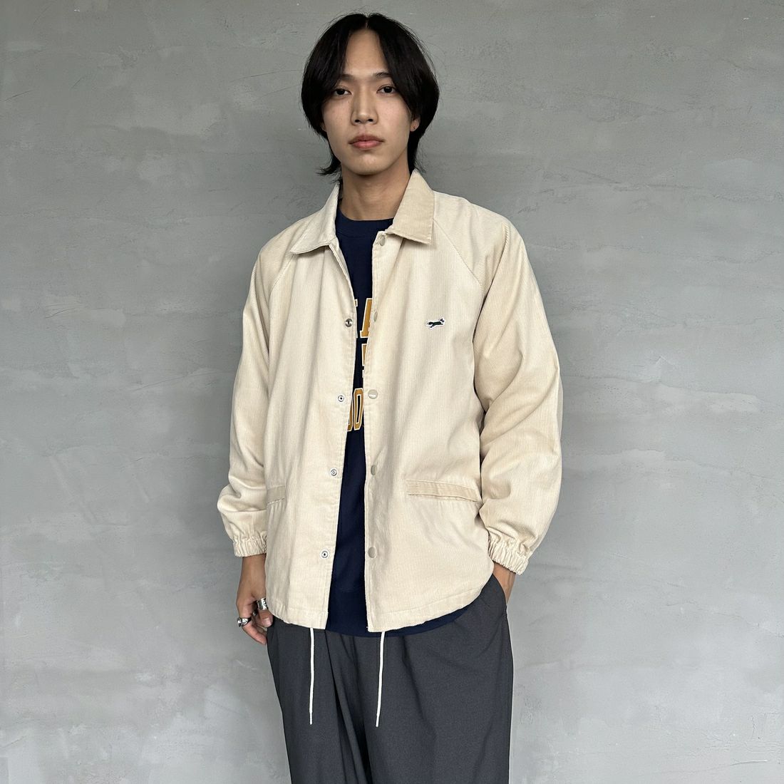 THE FOX [ザフォックス] 別注 ワンポイントロゴ ラグランスリーブコーチジャケット [SN23F001-JF] IVORY &&モデル身長：179cm 着用サイズ：M&&