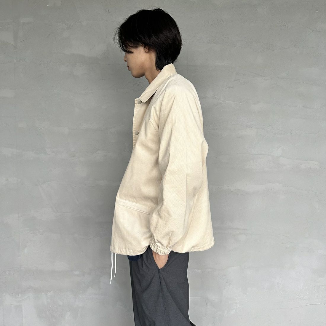 THE FOX [ザフォックス] 別注 ワンポイントロゴ ラグランスリーブコーチジャケット [SN23F001-JF] IVORY &&モデル身長：179cm 着用サイズ：M&&