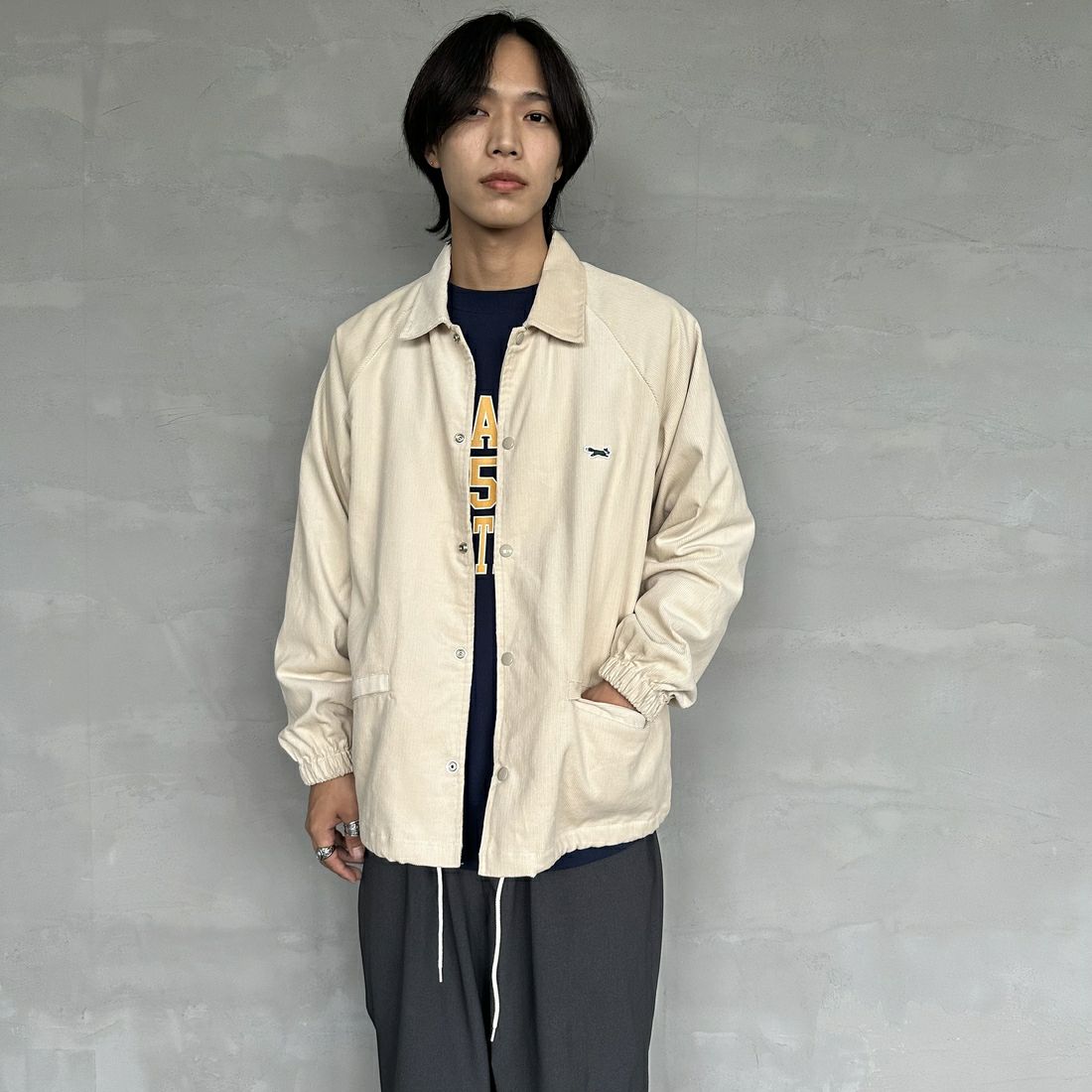 THE FOX [ザフォックス] 別注 ワンポイントロゴ ラグランスリーブコーチジャケット [SN23F001-JF] IVORY &&モデル身長：179cm 着用サイズ：L&&