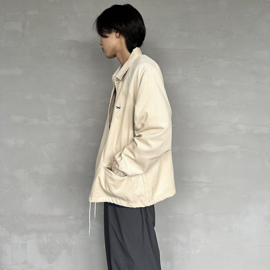 THE FOX [ザフォックス] 別注 ワンポイントロゴ ラグランスリーブコーチジャケット [SN23F001-JF] IVORY &&モデル身長：179cm 着用サイズ：L&&