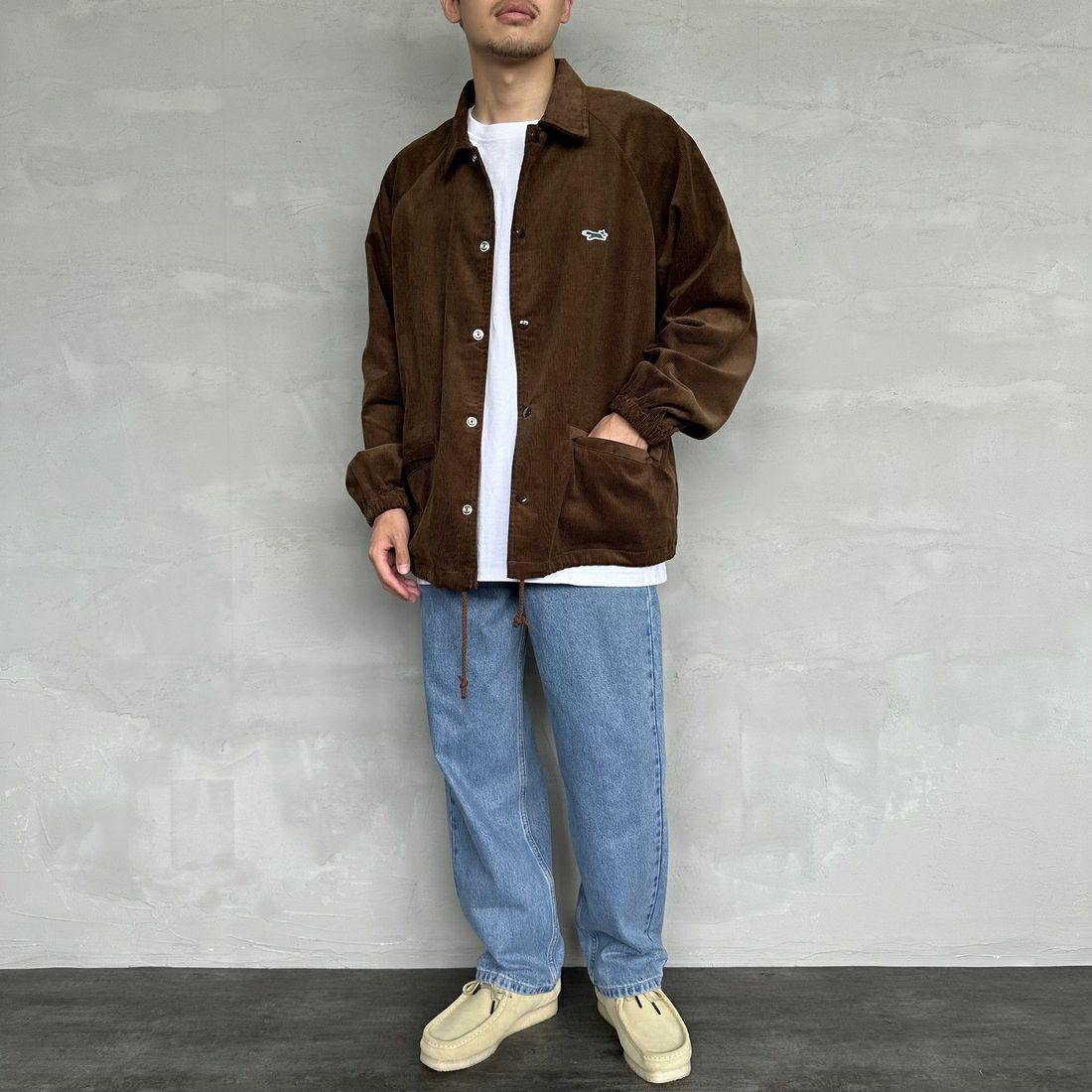 THE FOX [ザフォックス] 別注 ワンポイントロゴ ラグランスリーブコーチジャケット [SN23F001-JF] BROWN &&モデル身長：168cm 着用サイズ：L&&