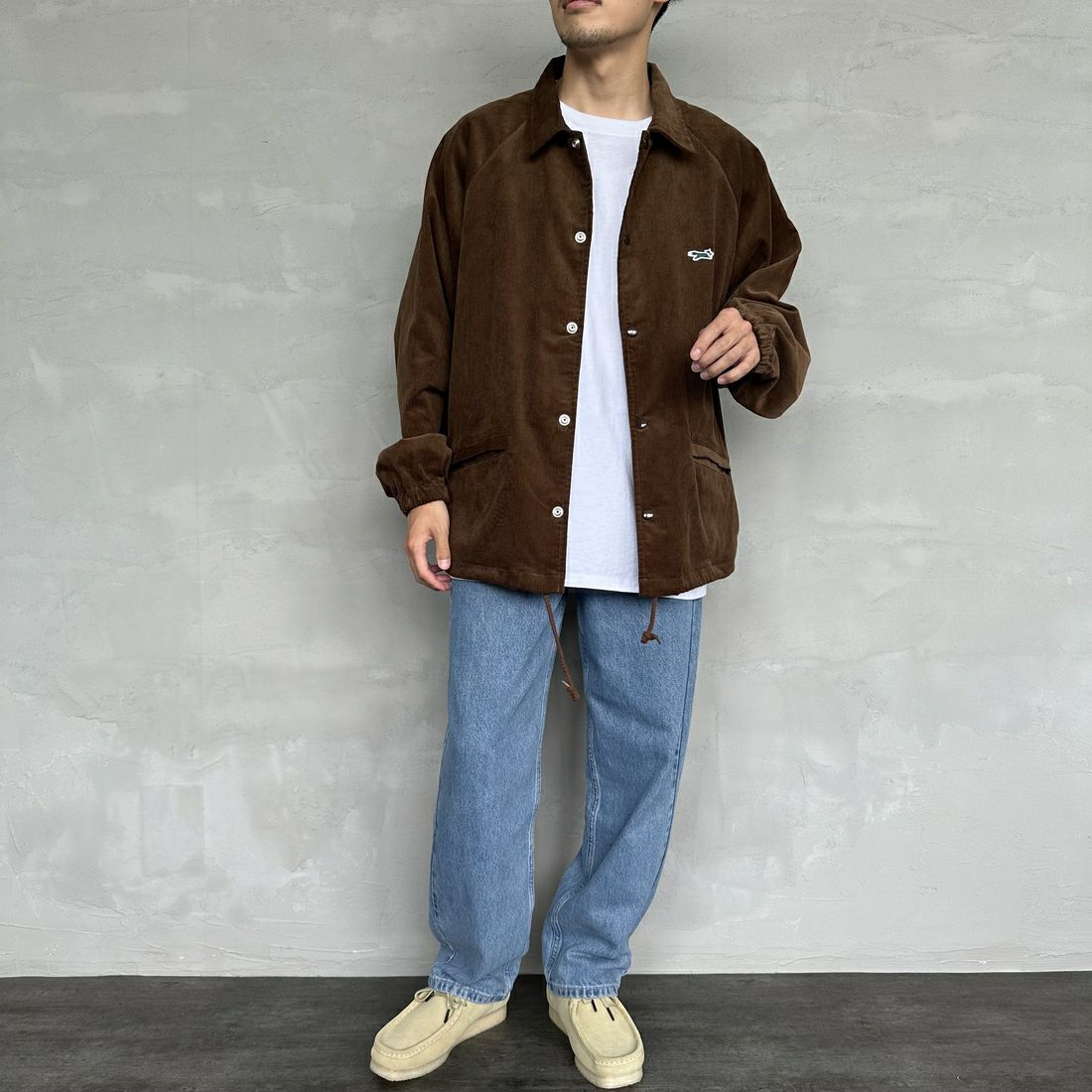 THE FOX [ザフォックス] 別注 ワンポイントロゴ ラグランスリーブコーチジャケット [SN23F001-JF] BROWN &&モデル身長：168cm 着用サイズ：L&&