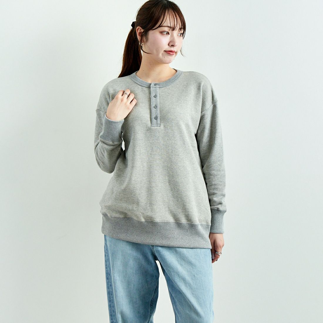 soil [ソイル] フレンチテリー ヘンリーネックプルオーバー [GNSL24552] 9400 GRY &&モデル身長：167cm 着用サイズ：F&&