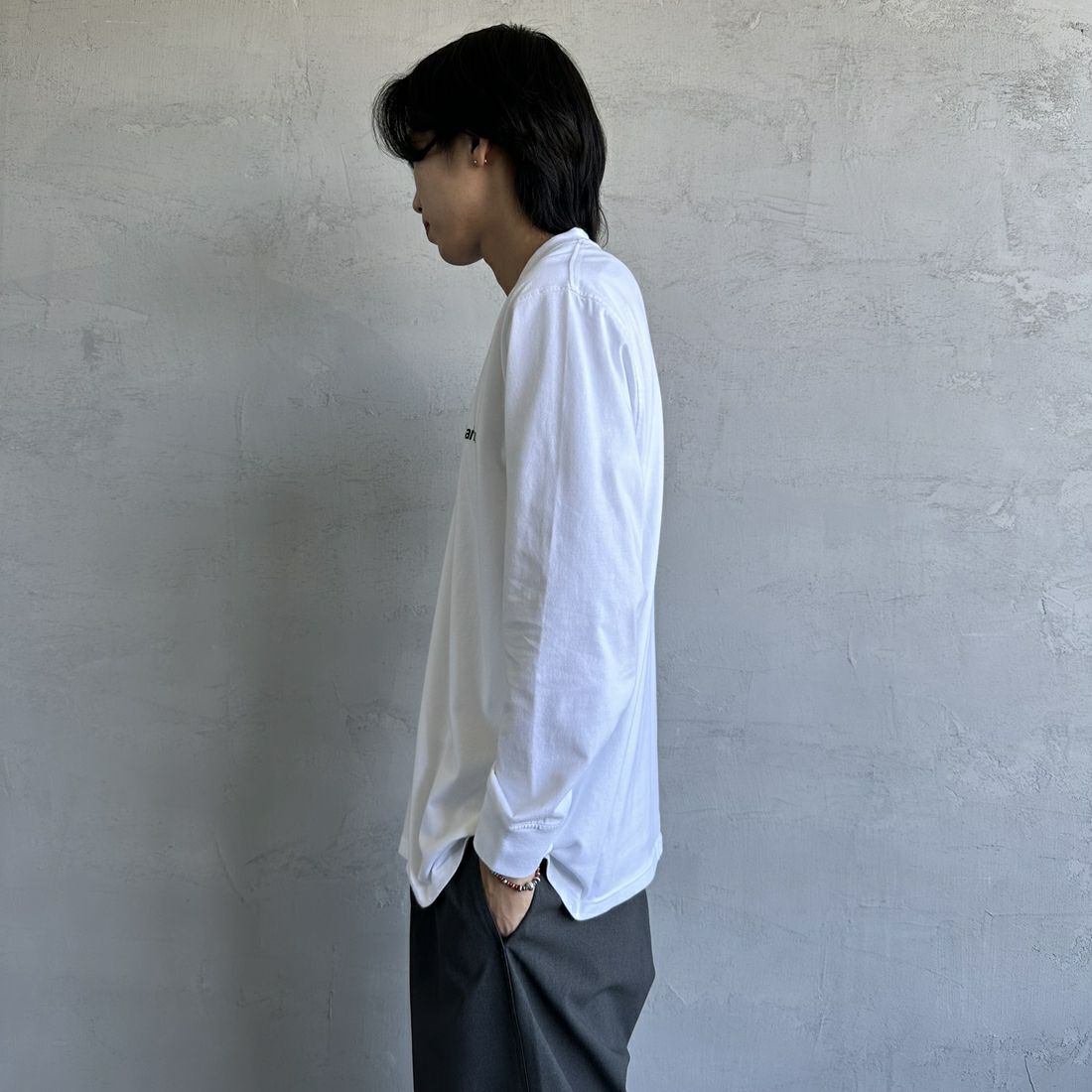 Barbour [バブアー] ワンポイントロゴ ロングスリーブTシャツ [MTS1328] WHITE &&モデル身長：179cm 着用サイズ：42&&
