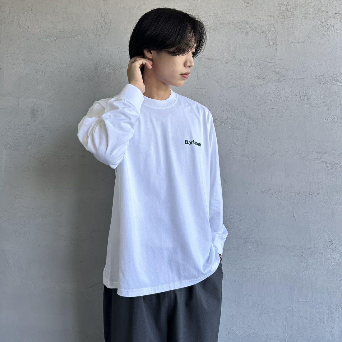 Barbour [バブアー] ワンポイントロゴ ロングスリーブTシャツ [MTS1328] WHITE &&モデル身長：179cm 着用サイズ：42&&